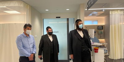 מנכ"ל רשת מדיקה פינו צרויה מקבל את פניו של ר"ע אלעד