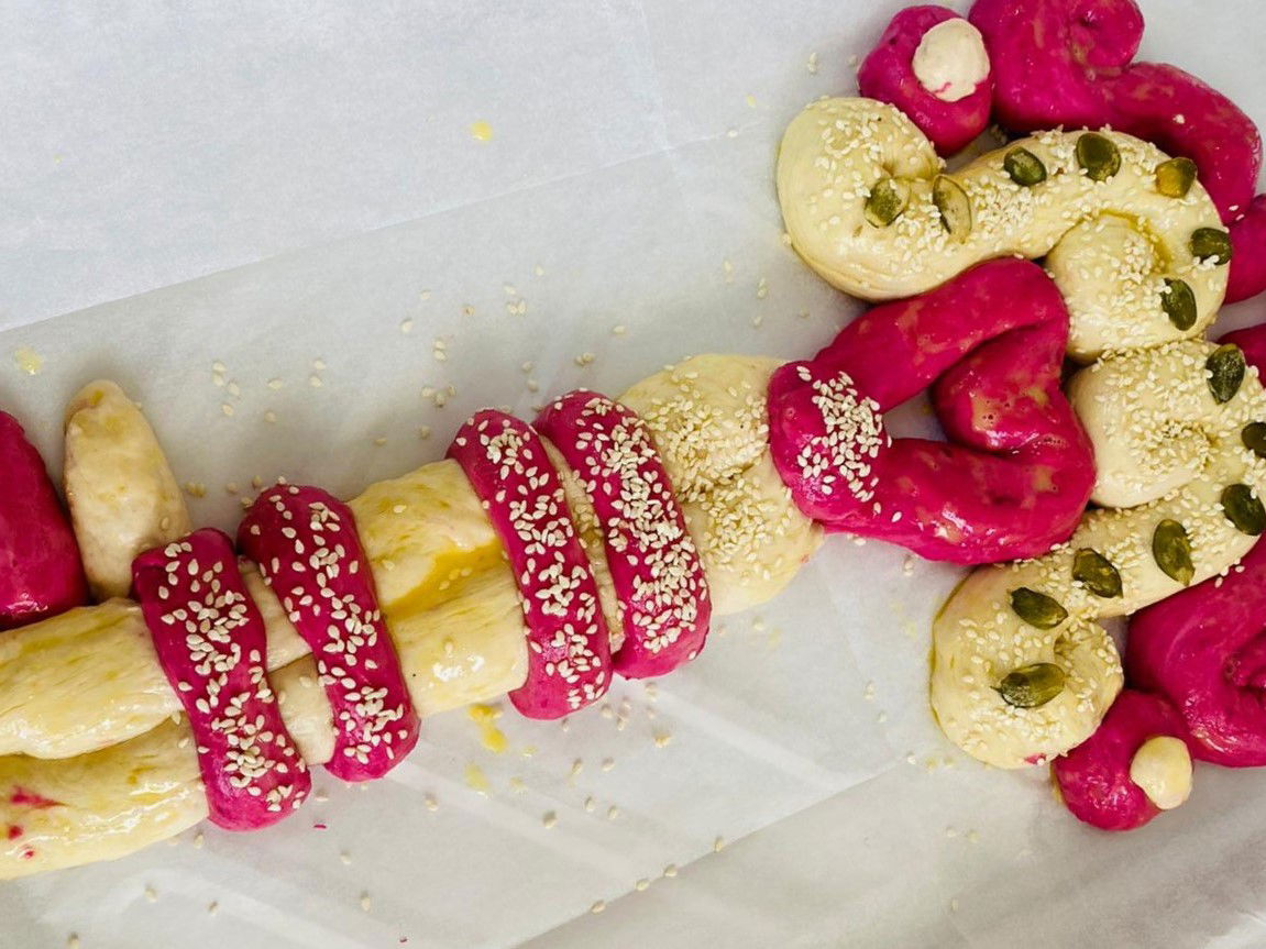 חלת מפתח מעוצבת וצבעונית עם בצק סלק