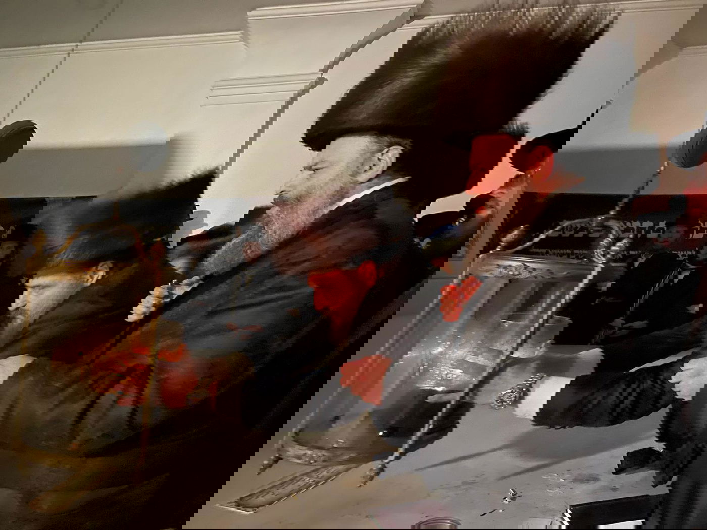 כך ליפא שמלצר סחף את הבחורים על קברו של הרה"ק מרוז'ין • תיעוד