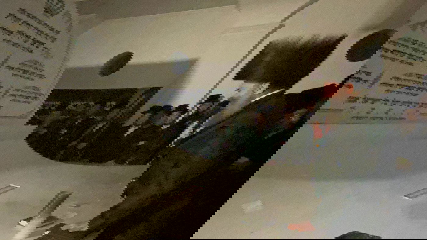 כך ליפא שמלצר סחף את הבחורים על קברו של הרה"ק מרוז'ין • תיעוד