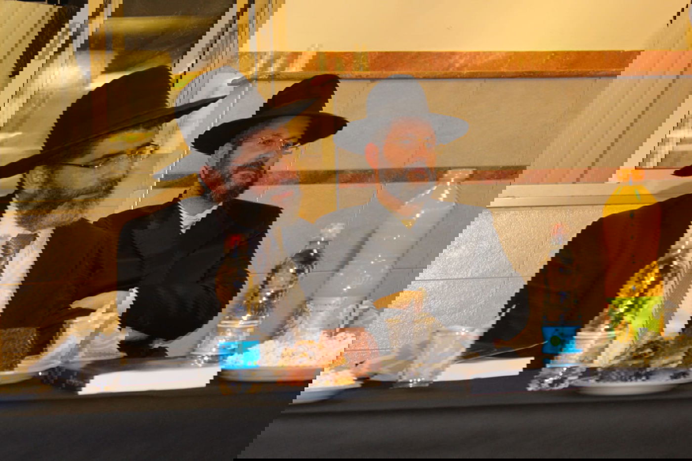 בחורים הוציאו ספר לע"נ חברם שנפטר; צפו