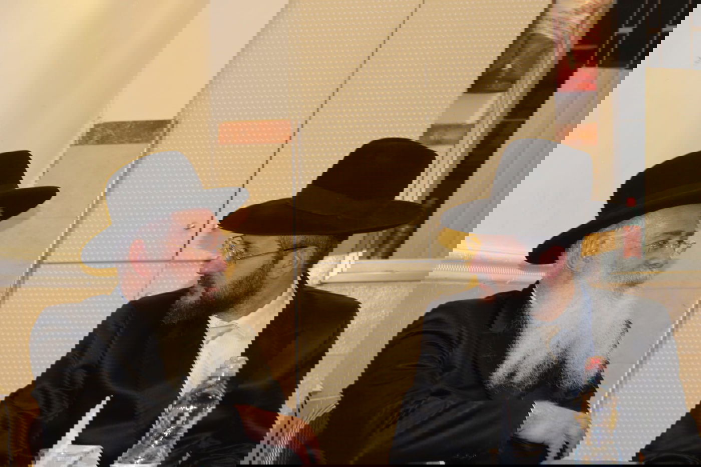 בחורים הוציאו ספר לע"נ חברם שנפטר; צפו