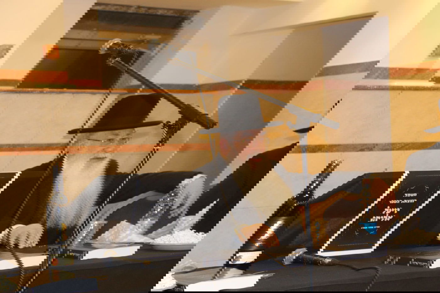 בחורים הוציאו ספר לע"נ חברם שנפטר; צפו