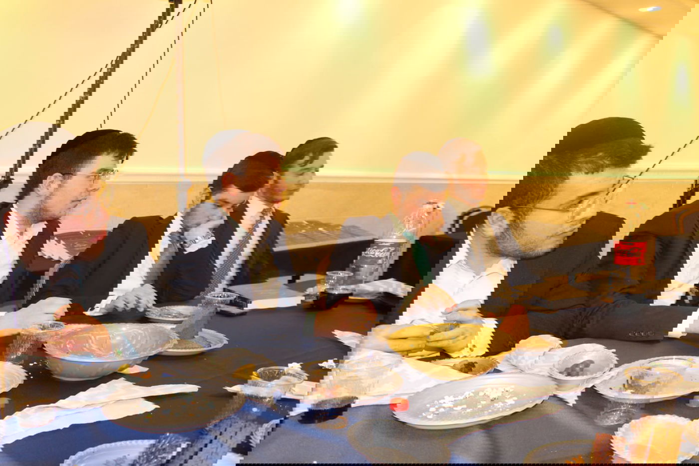 בחורים הוציאו ספר לע"נ חברם שנפטר; צפו