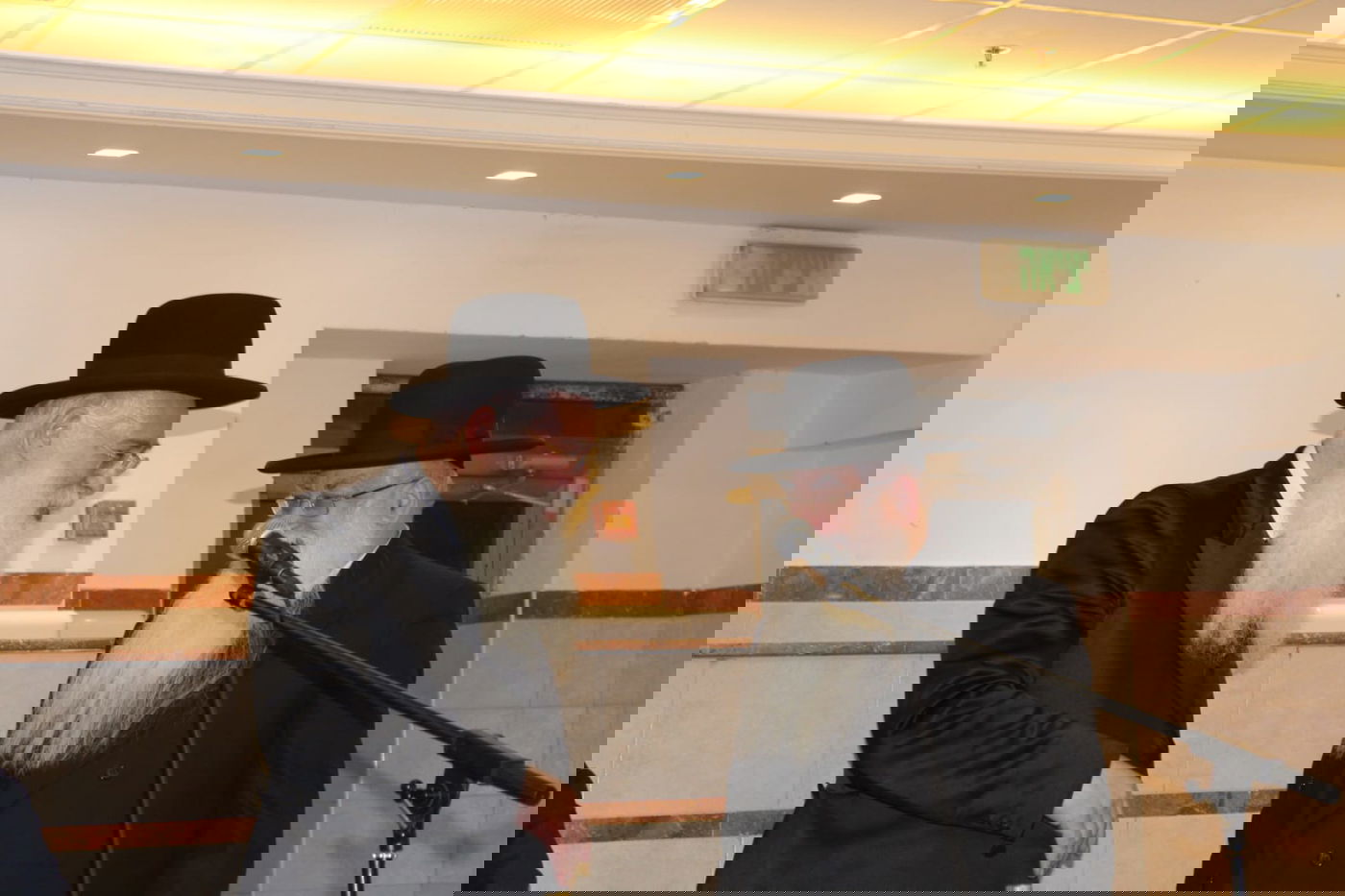 בחורים הוציאו ספר לע"נ חברם שנפטר; צפו