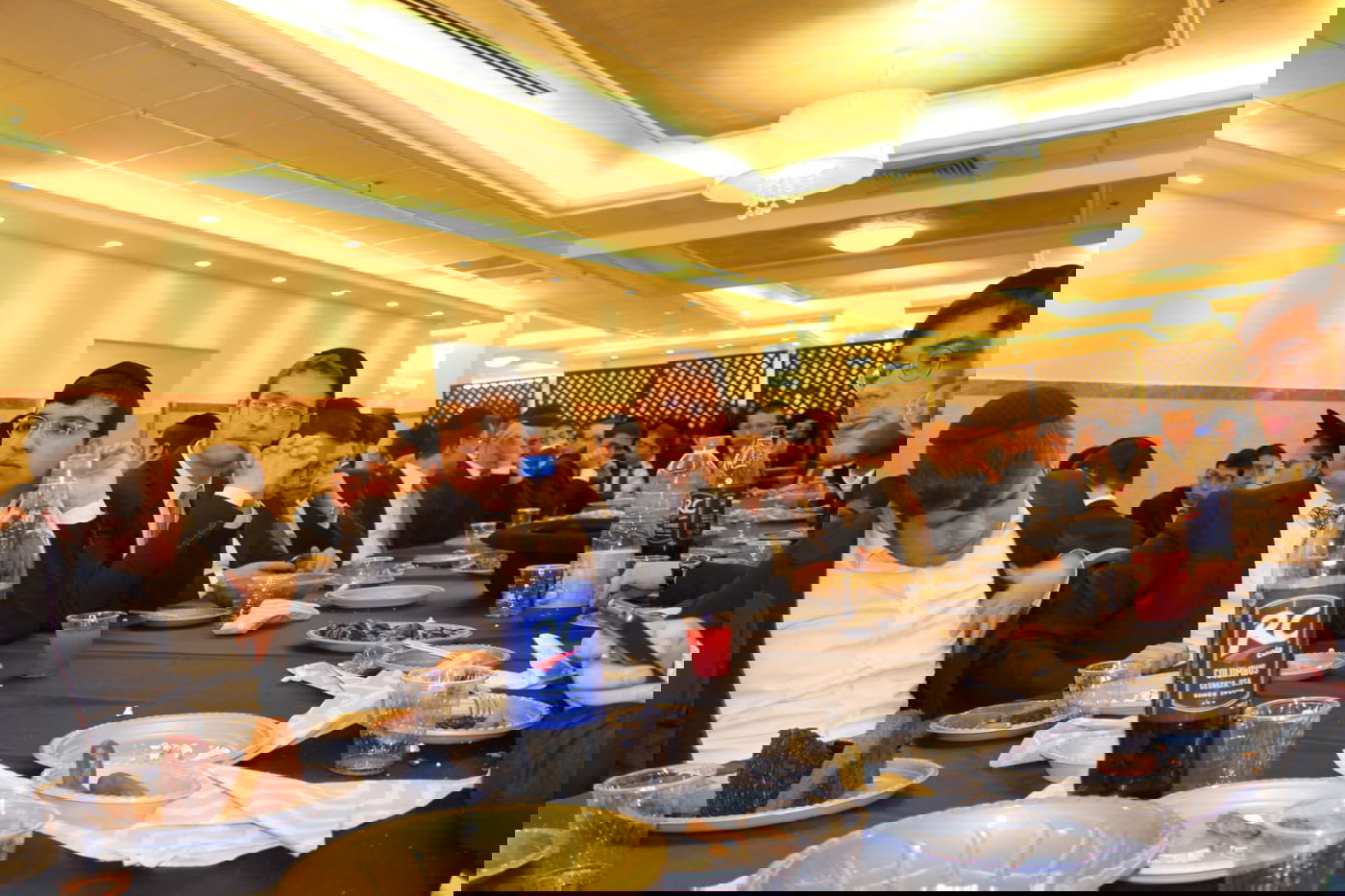 בחורים הוציאו ספר לע"נ חברם שנפטר; צפו