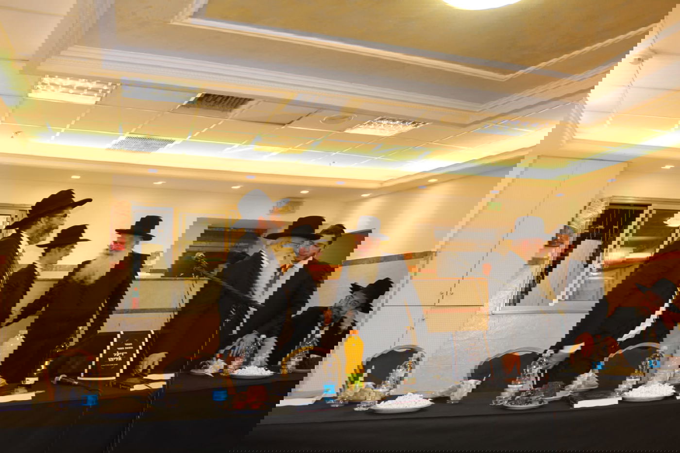 בחורים הוציאו ספר לע"נ חברם שנפטר; צפו