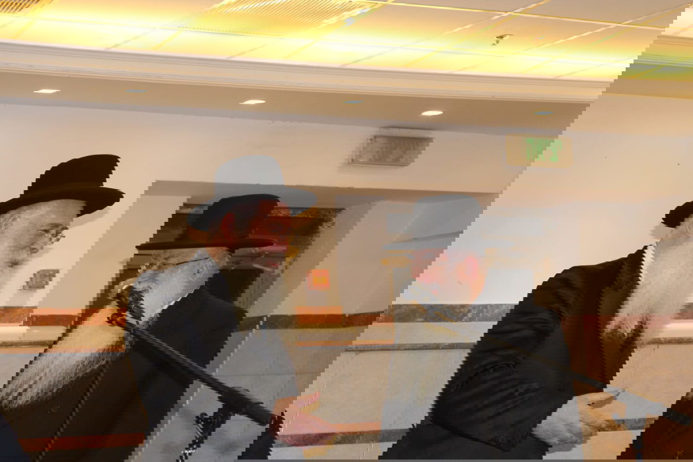 בחורים הוציאו ספר לע"נ חברם שנפטר; צפו