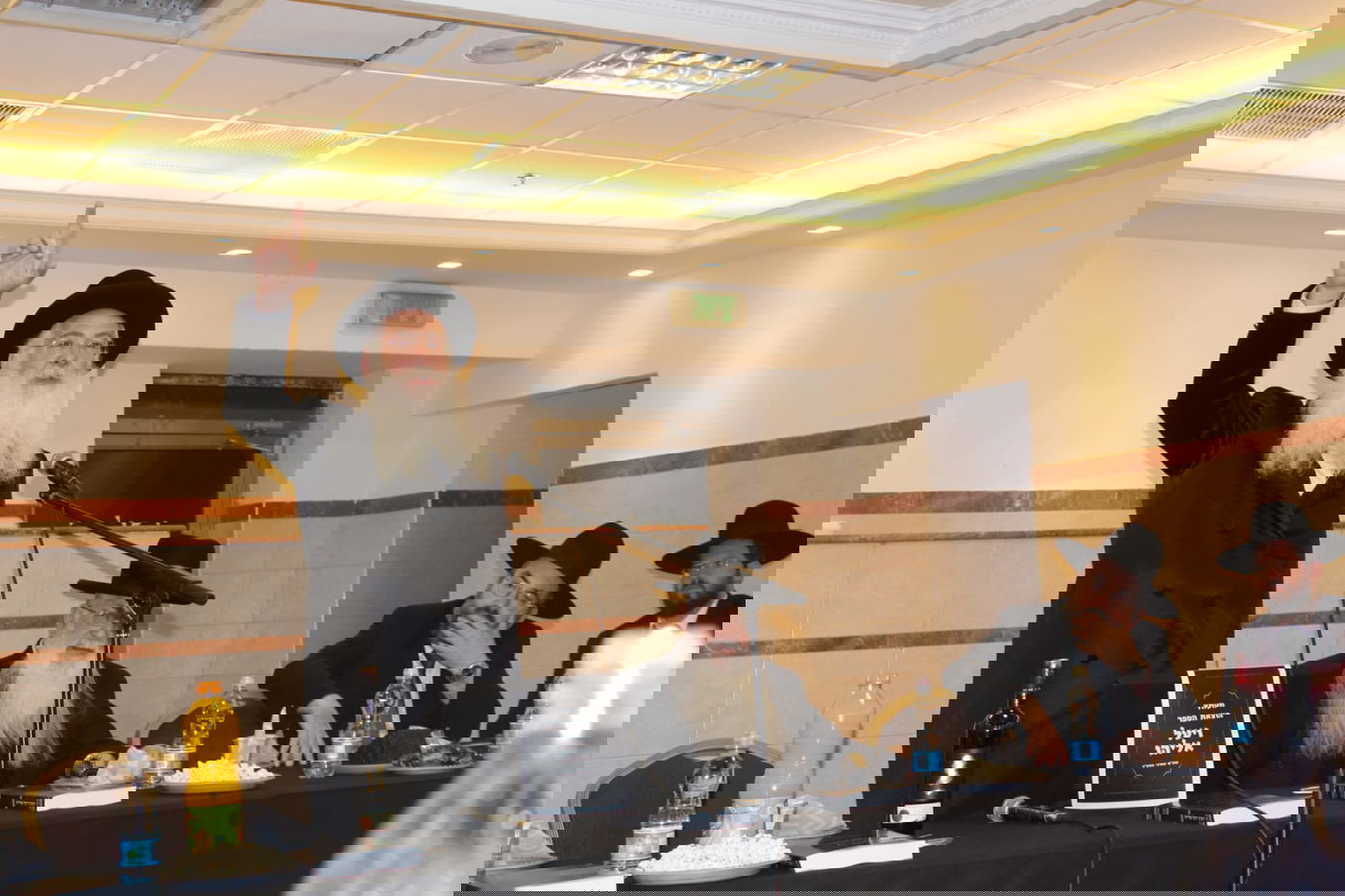 בחורים הוציאו ספר לע"נ חברם שנפטר; צפו