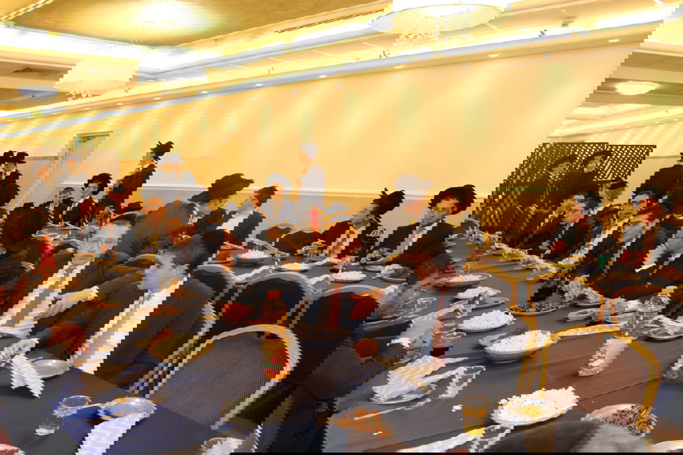 בחורים הוציאו ספר לע"נ חברם שנפטר; צפו