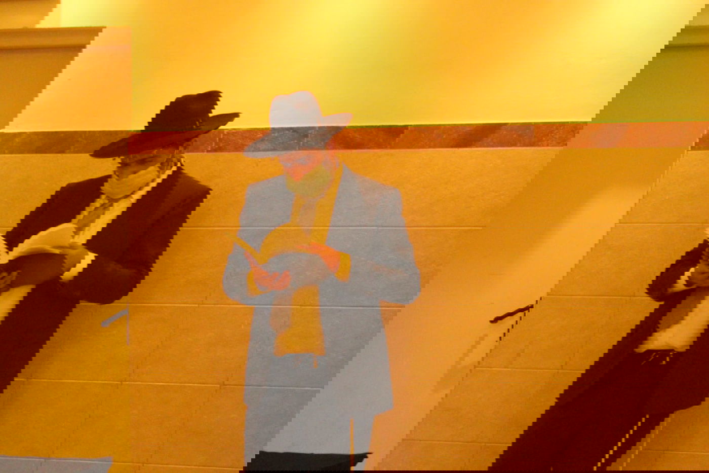 בחורים הוציאו ספר לע"נ חברם שנפטר; צפו