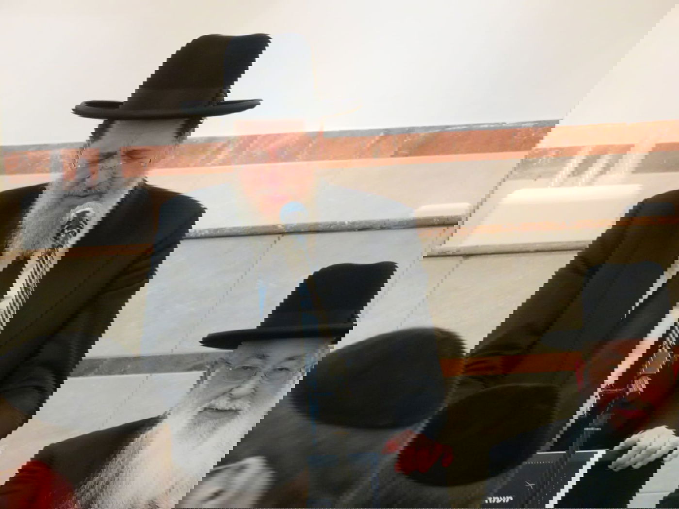 בחורים הוציאו ספר לע"נ חברם שנפטר; צפו