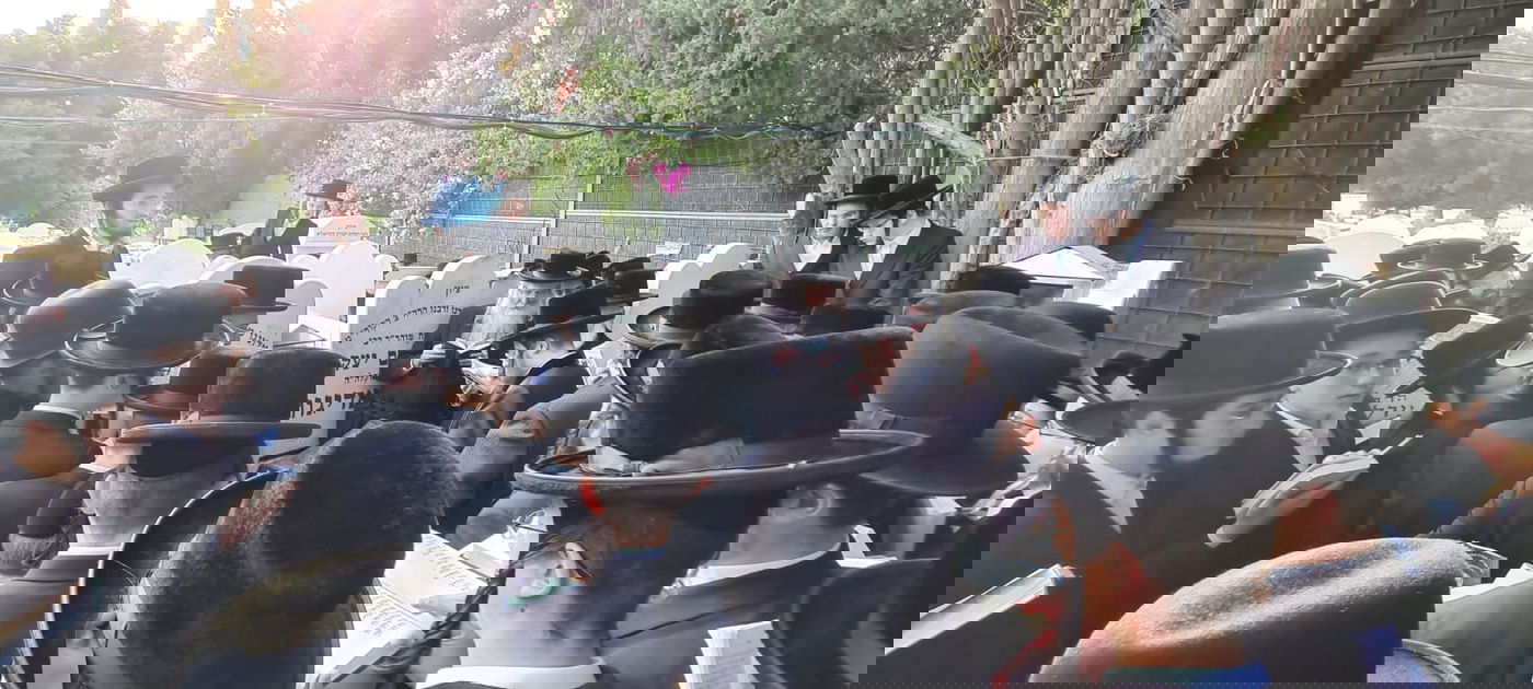 טיש יארצייט בסאדיגורה וכתיבת ספר תורה; תיעוד