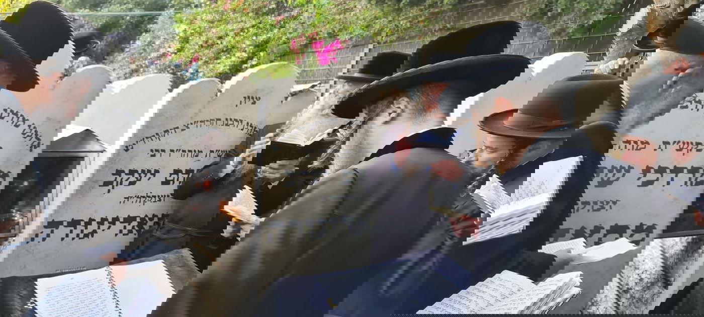 טיש יארצייט בסאדיגורה וכתיבת ספר תורה; תיעוד