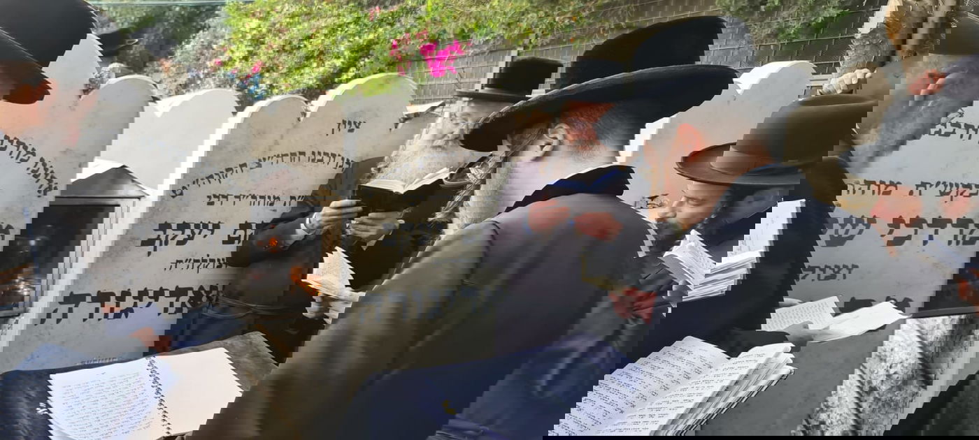 טיש יארצייט בסאדיגורה וכתיבת ספר תורה; תיעוד