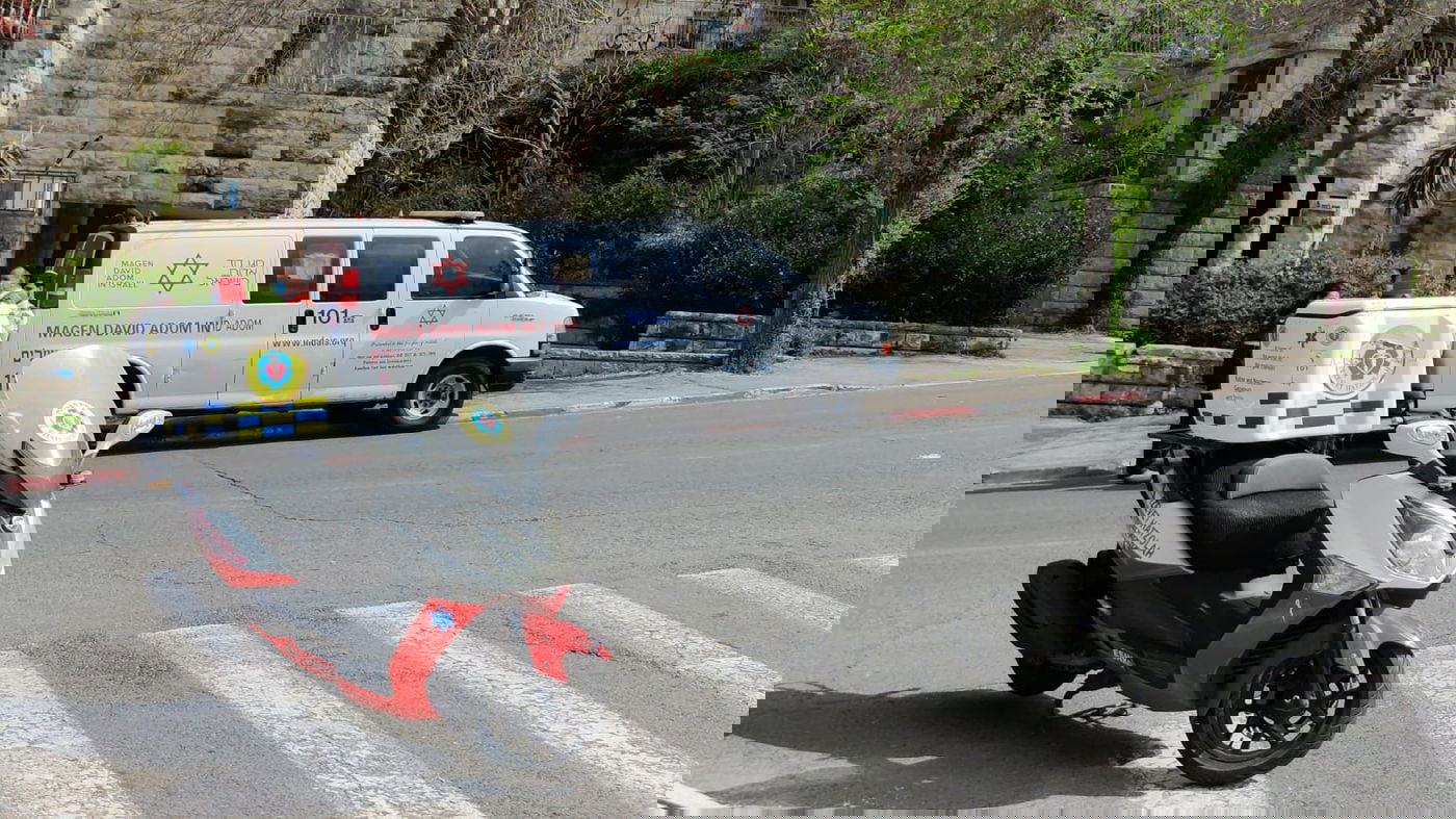 לעיני אחותו: פעוט התפרץ לכביש ונפצע בראשו מפגיעת רכב