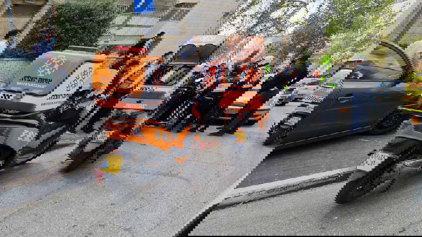 לעיני אחותו: פעוט התפרץ לכביש ונפצע בראשו מפגיעת רכב