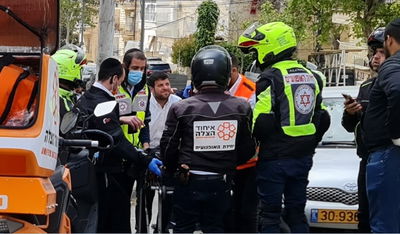 לעיני אחותו: פעוט התפרץ לכביש ונפצע בראשו מפגיעת רכב