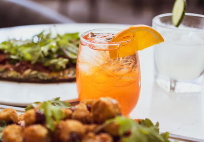 קוקטייל מנגו עם לימון, וודקה וכורכום