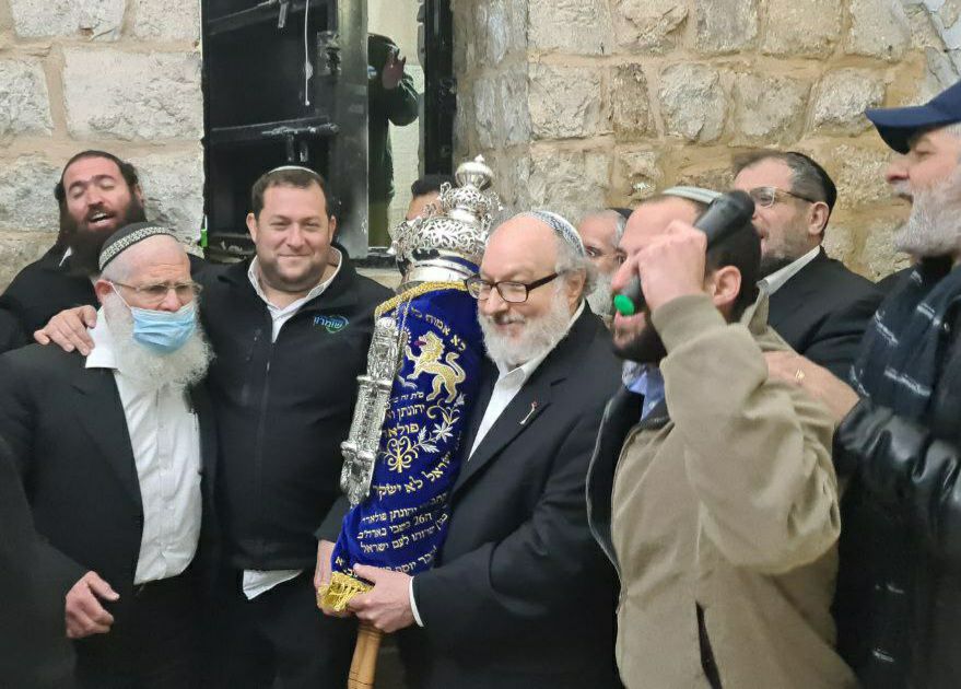 יונתן פולארד הכניס את ס"ת שכתב לקבר יוסף