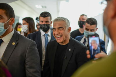 ראש האופוזיציה לפיד. שם את הממלכתיות בצד