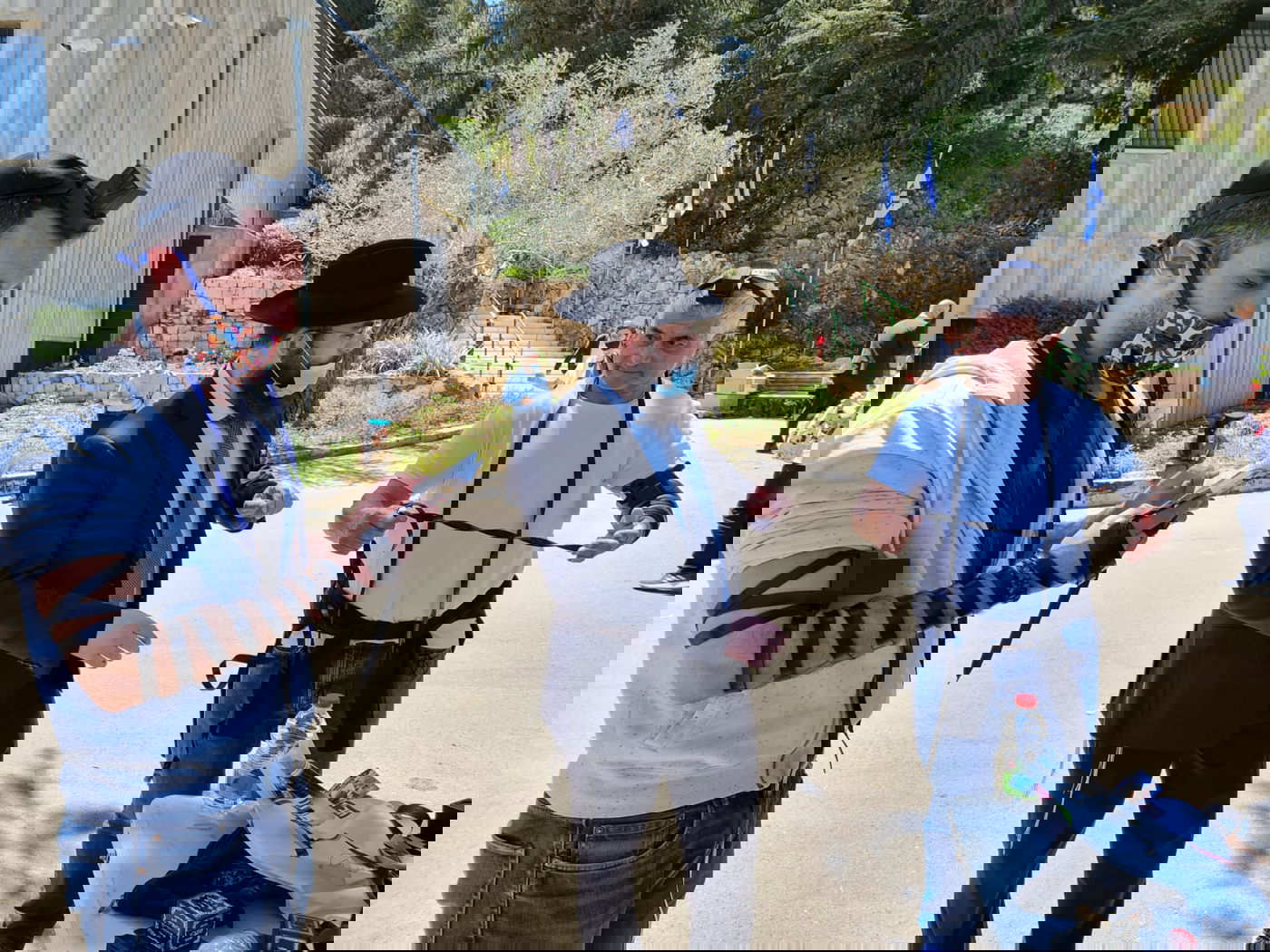 בני המשפחות השכולות מניחים תפילין לזכרם של הקדושים