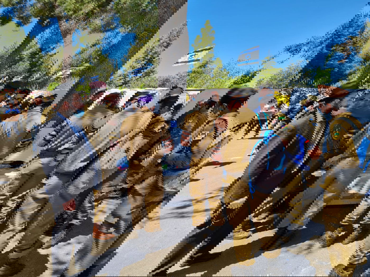 בני המשפחות השכולות מניחים תפילין לזכרם של הקדושים