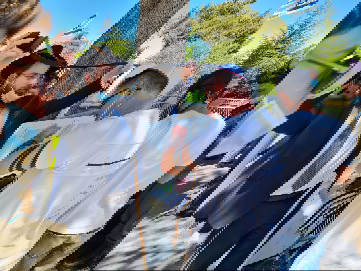 בני המשפחות השכולות מניחים תפילין לזכרם של הקדושים