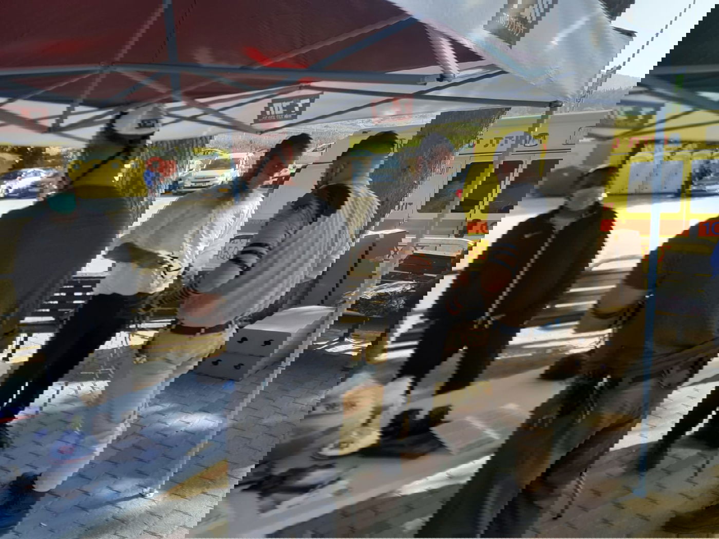 בני המשפחות השכולות מניחים תפילין לזכרם של הקדושים