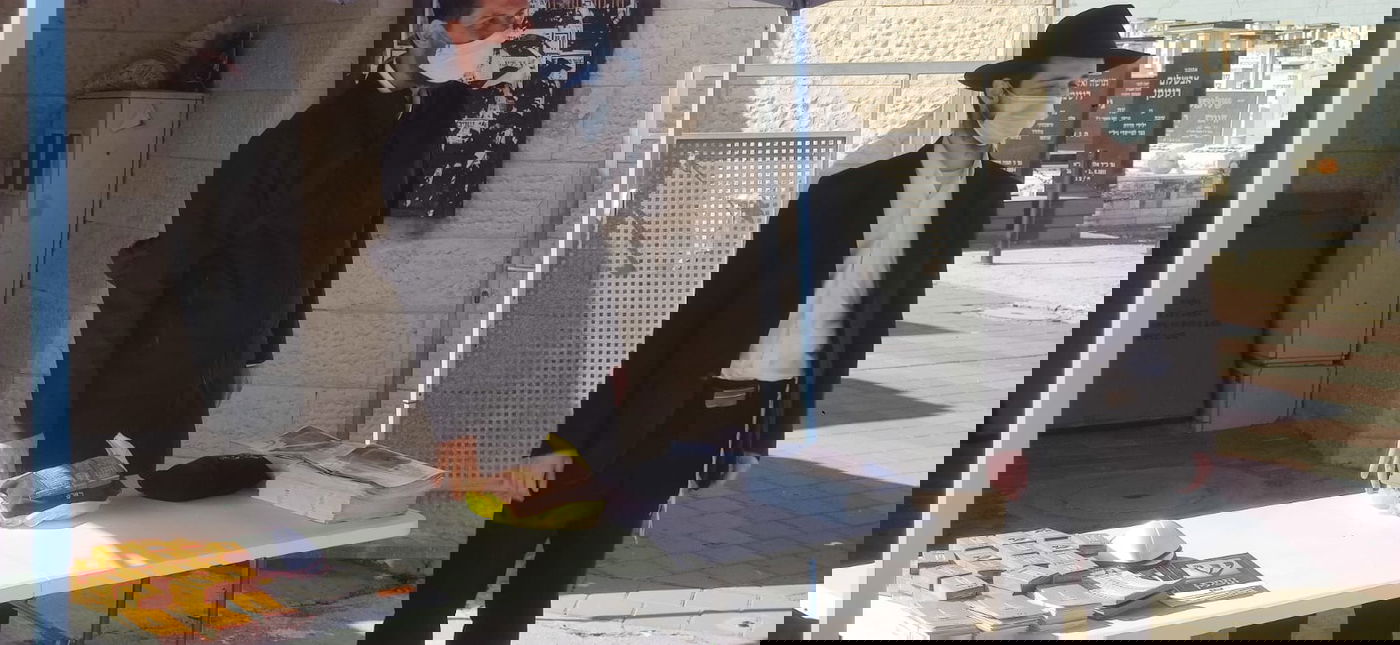 בני המשפחות השכולות מניחים תפילין לזכרם של הקדושים