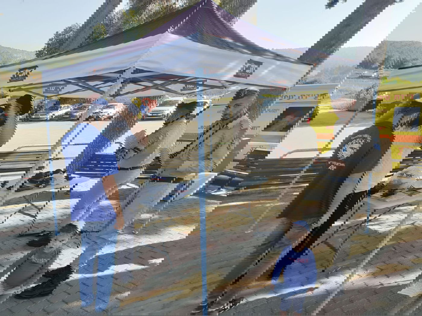 בני המשפחות השכולות מניחים תפילין לזכרם של הקדושים