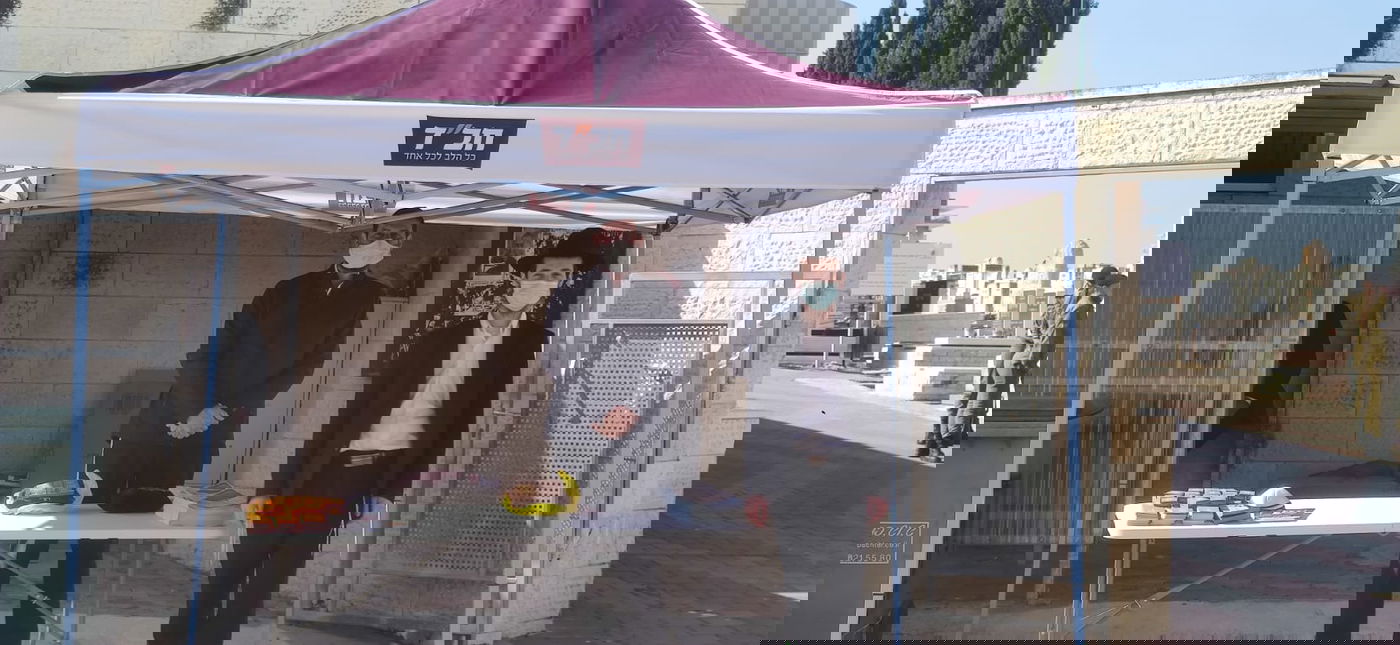 בני המשפחות השכולות מניחים תפילין לזכרם של הקדושים