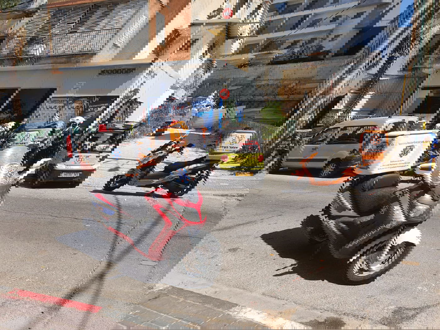 תינוקת נחנקה ממעקה העריסה; אביה רץ עמה למכולת הסמוכה