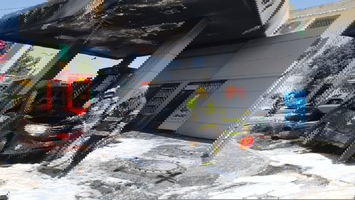 הרכב עולה באש