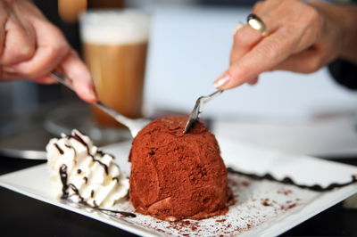 אכלה קינוח חלבי במסעדה בשרית כשרה ומתה