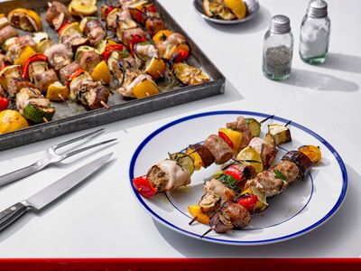 שיפודי עוף עם נקניקיות, חציל ופלפלים צבעוניים