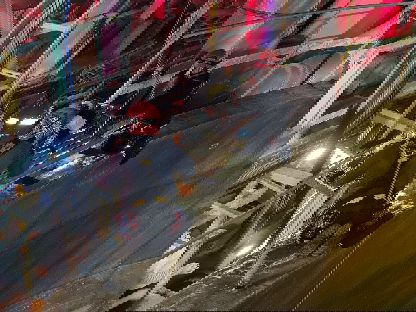 פועל נפל 5 מטרים בתוך מפעל הכימיקלים