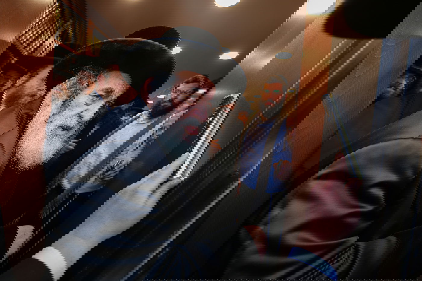 תיעוד ממירון: האדמו"ר מויז'ניץ קבע מזוזה