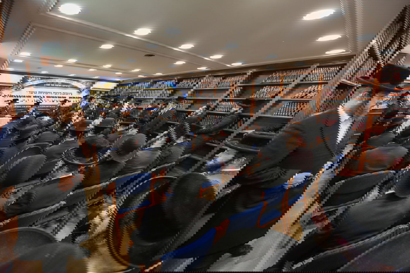 תיעוד ממירון: האדמו"ר מויז'ניץ קבע מזוזה