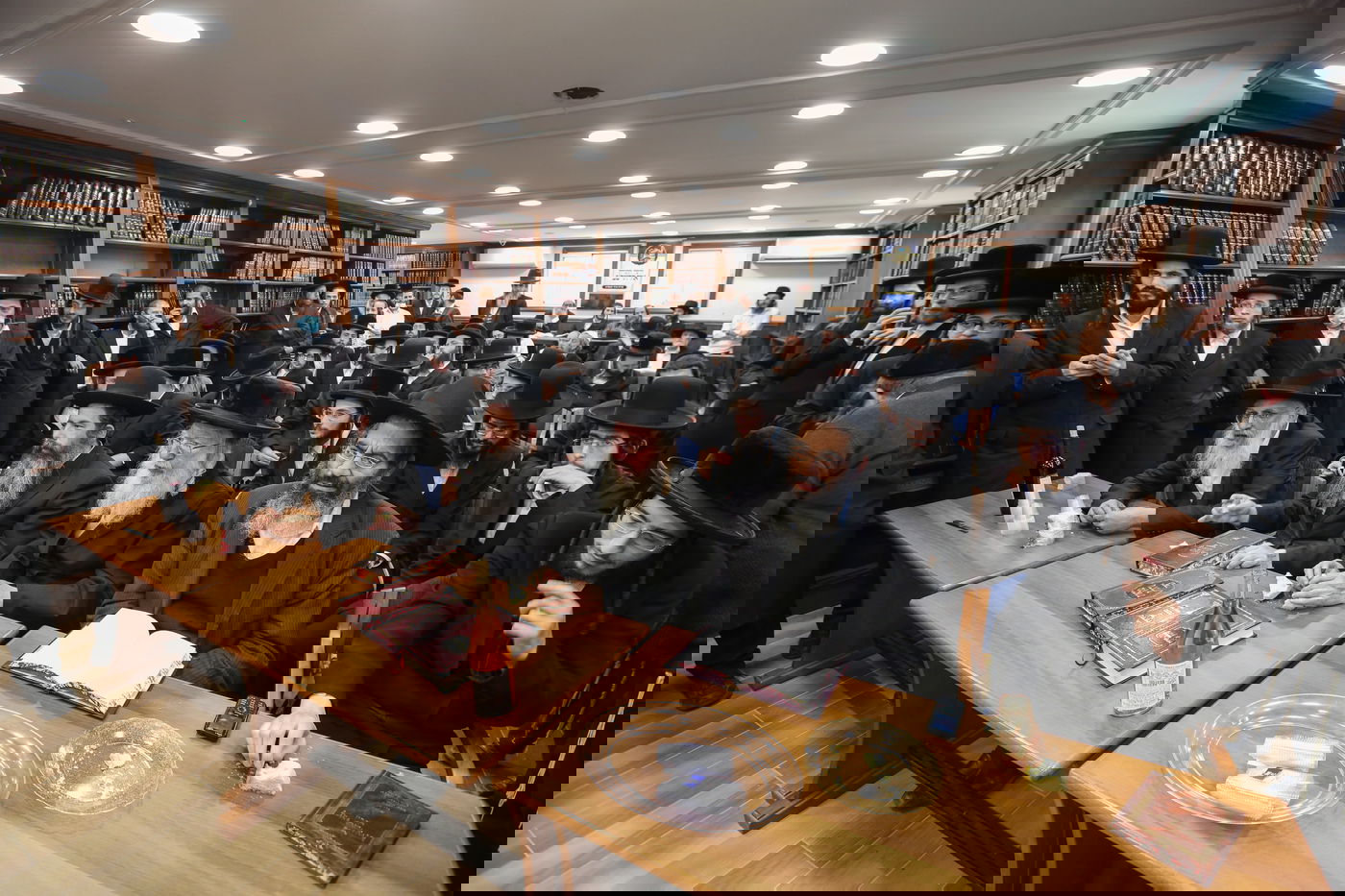 תיעוד ממירון: האדמו"ר מויז'ניץ קבע מזוזה