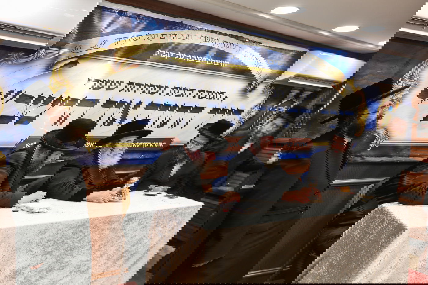 תיעוד ממירון: האדמו"ר מויז'ניץ קבע מזוזה