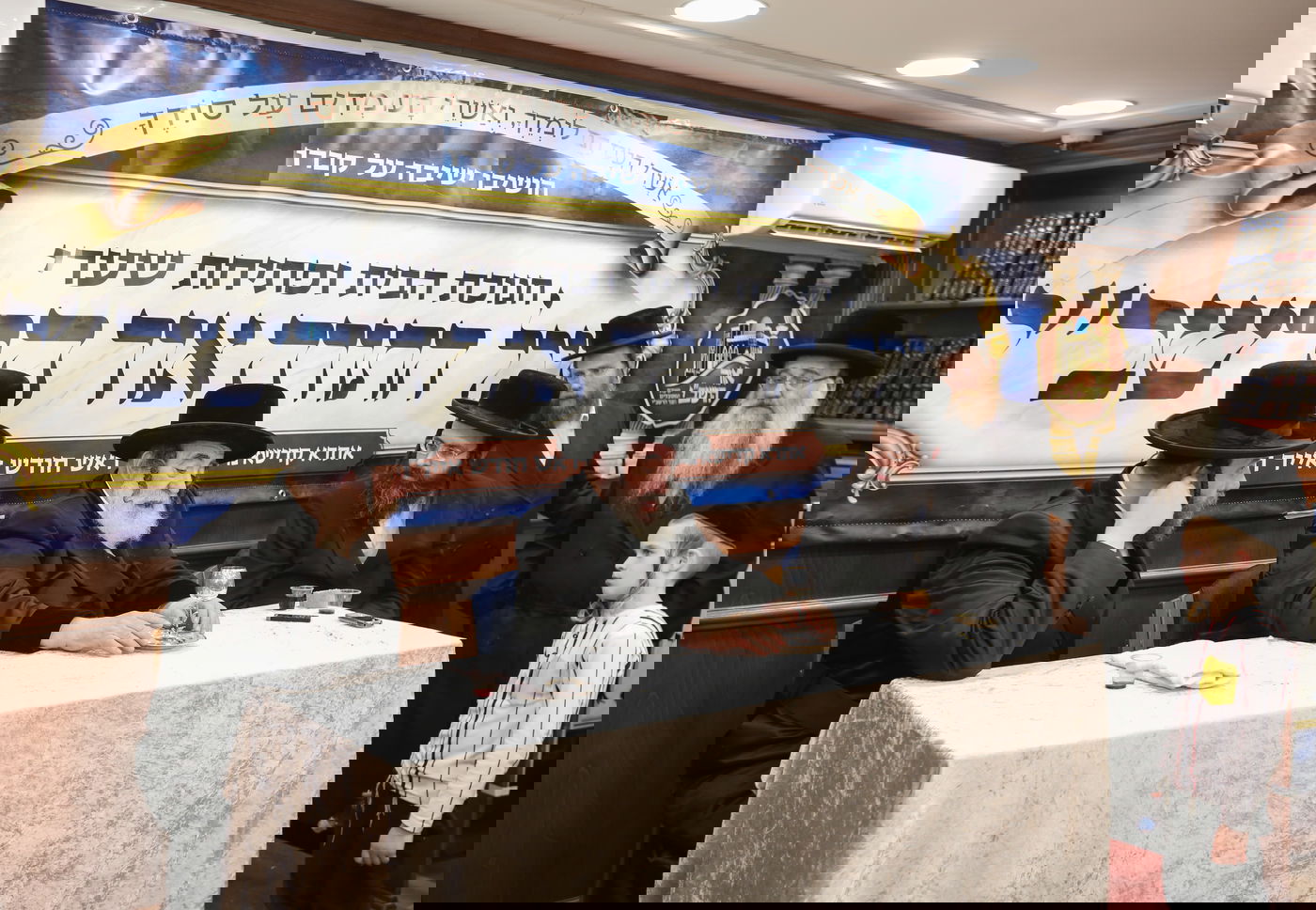 תיעוד ממירון: האדמו"ר מויז'ניץ קבע מזוזה