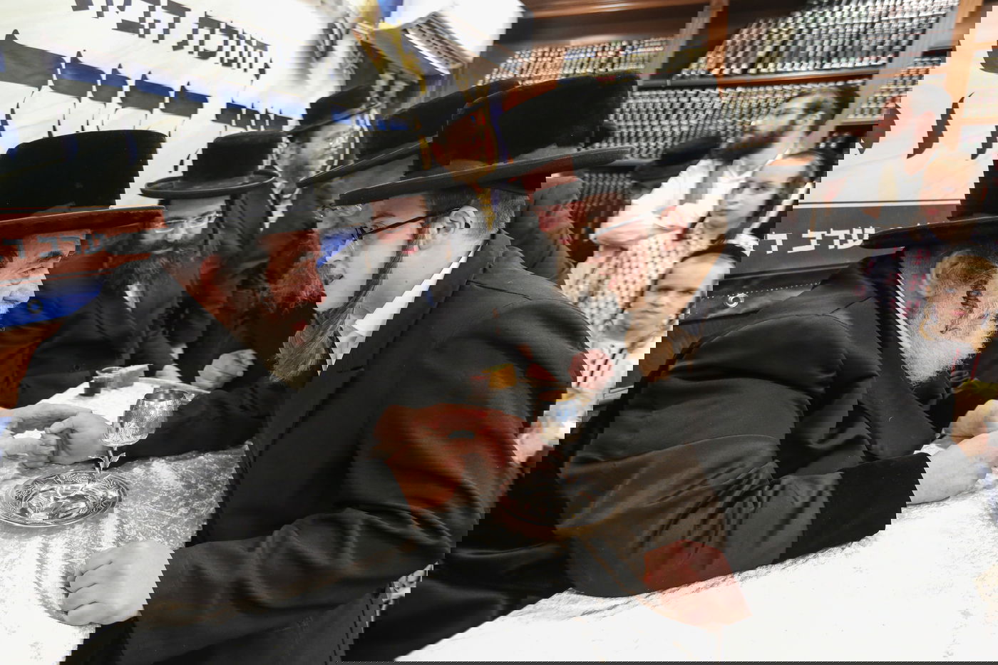 תיעוד ממירון: האדמו"ר מויז'ניץ קבע מזוזה