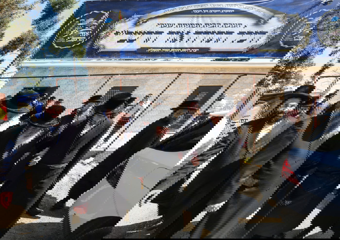 תיעוד ממירון: האדמו"ר מויז'ניץ קבע מזוזה