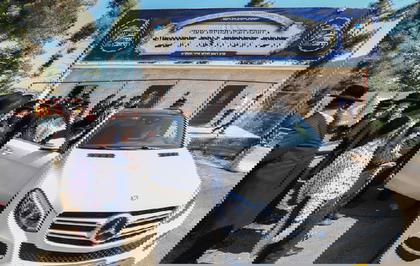 תיעוד ממירון: האדמו"ר מויז'ניץ קבע מזוזה