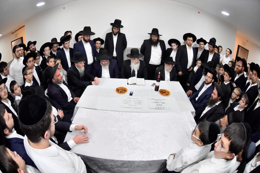 בישיבת גרודנא קבעו מזוזות לחדרי הפנימייה החדשים