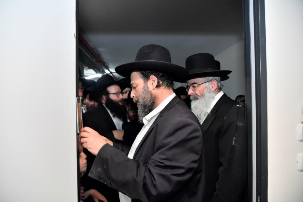 בישיבת גרודנא קבעו מזוזות לחדרי הפנימייה החדשים