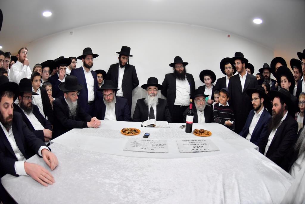 בישיבת גרודנא קבעו מזוזות לחדרי הפנימייה החדשים