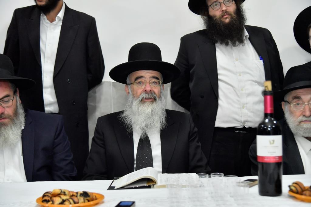 בישיבת גרודנא קבעו מזוזות לחדרי הפנימייה החדשים