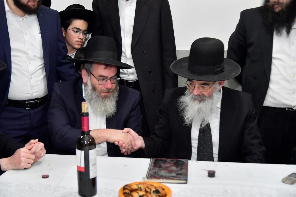 בישיבת גרודנא קבעו מזוזות לחדרי הפנימייה החדשים